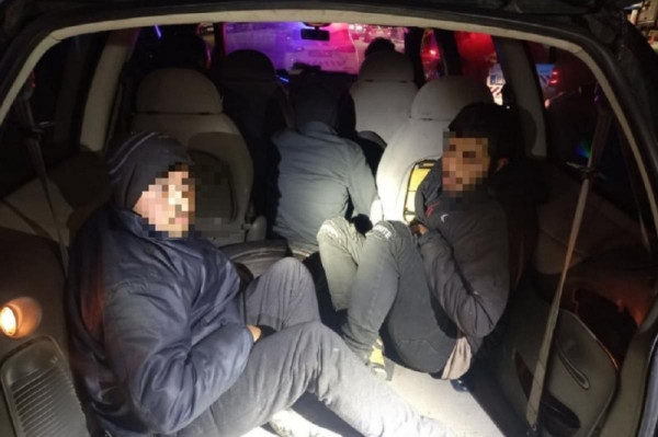 A 22 éves szerb embercsempész afgán migránsokat bújtatott az autójában