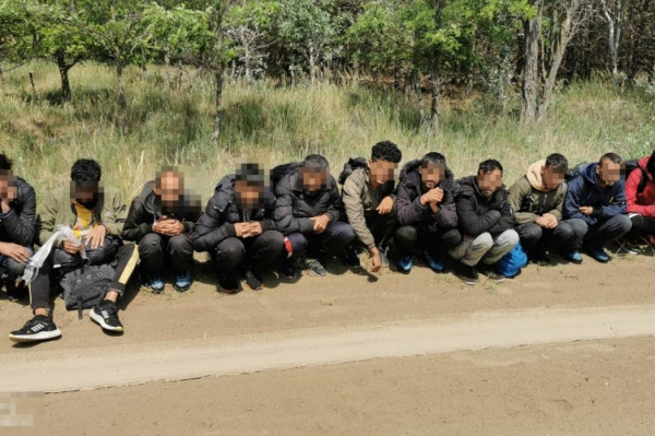 11 fős migránsbanda Balotaszállásmál
