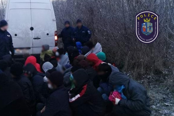 33 illegális migránst csempészett