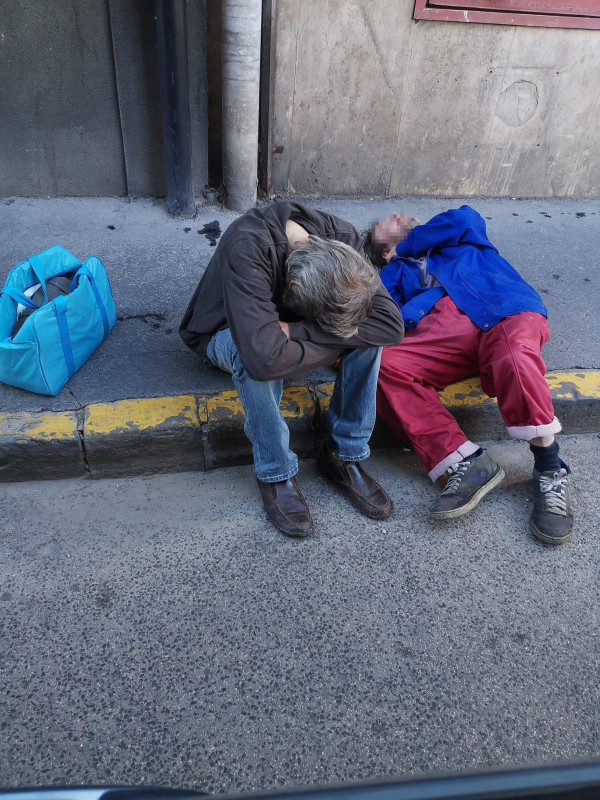Karácsony Budapestje: a bokor mögé szarnak, beleokádnak a szökőkútba a hajléktalanok a Blaha Lujza téren