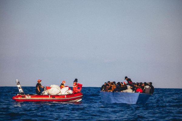 Újra felpörgött a MigránsTAXI - májusban eddig 400 illegális migránst vett fel a Sea-Eye 4 hajó a Földközi-tengeren
