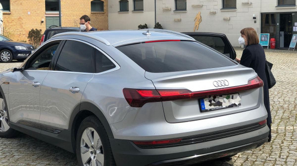 Zöld képmutatás: elektromos autóval büszkélkedik, és helyettese benzinesével jár a német tartományi miniszter