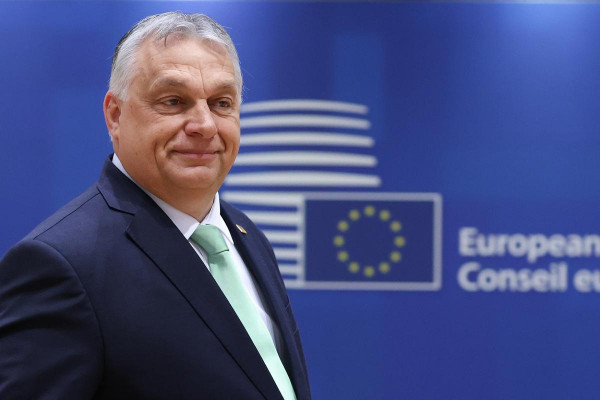 Mesebeszéd Orbán totális elszigeteltségről: a nagy kamu képekben