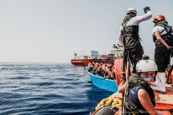 Ezen a hétvégén is közel ezer migránst taxiztattak be a menőhajók Olaszországba