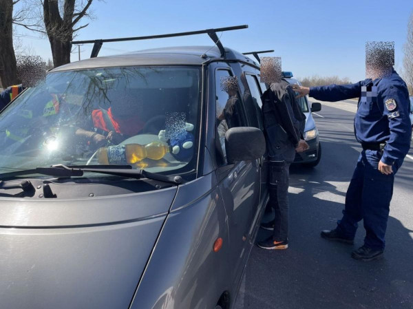 Magyar MigránsTaxi bukott le az autópályán