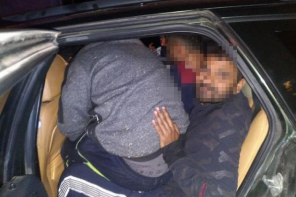 MigránsTaxi: 11 illegális migránst zsúfolt autójába a szerb sofőr
