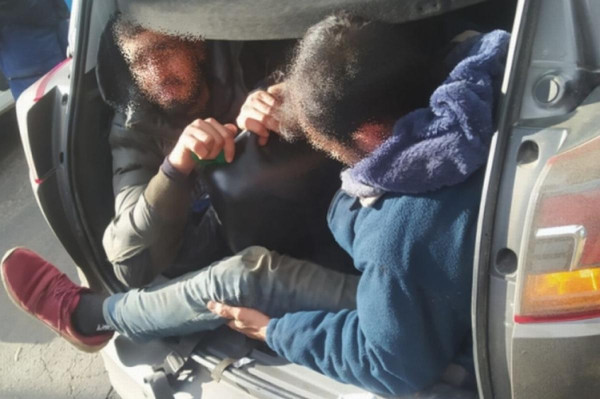Családi autóban csempészette a migránsokat