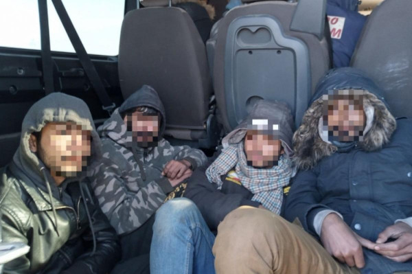 A rendőrök elfogtak két szlovák állampolgárt, akik 12 illegális migránst csempésztek