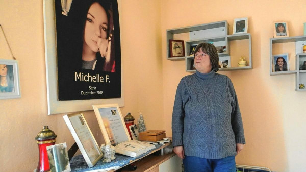 Halálra késelt lányát gyászolja az osztrák nő, aki önmagát vádolja az illegális afgán gyilkossága után: "A gyermekemmel együtt én is meghaltam"