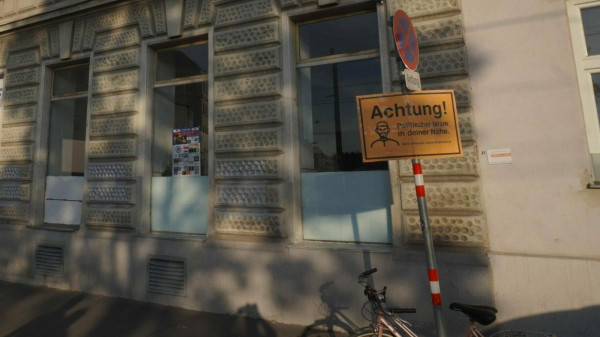 Bécsiek figyelmeztető táblákat helyeztek ki szerte a városban: "FIGYELEM! Politikai iszlám az Ön közelében!" felirattal