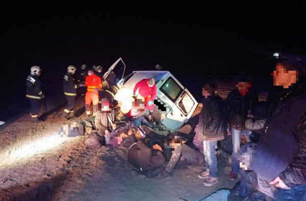 Felborult egy 24 illegális migránst csempésző kisteherautó, 20-an kórházba kerültek