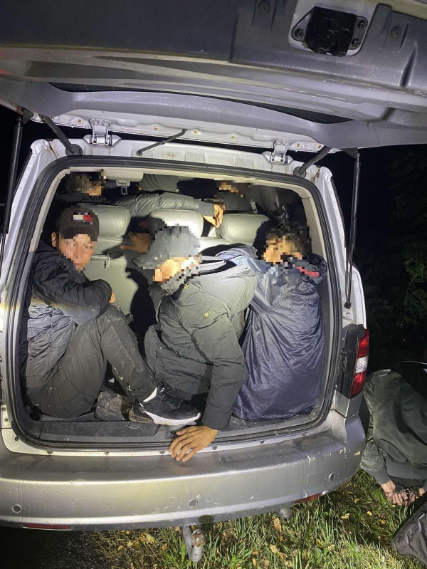 Brutális nyomás: Tegnap éjszaka alatt Szegednél 2 embercsempészt és 60 illegális migránst fogtak el