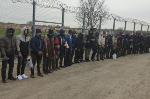 Határvédelem: 32 fős migránsbandát állítottak meg Ásotthalomnál