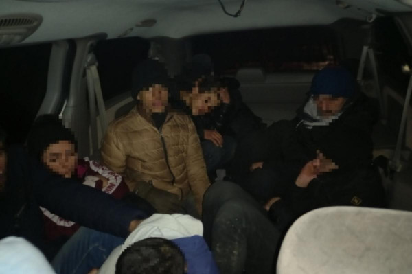15 illegális migráns volt az autójában, ezért elfutott a rendőrök elől