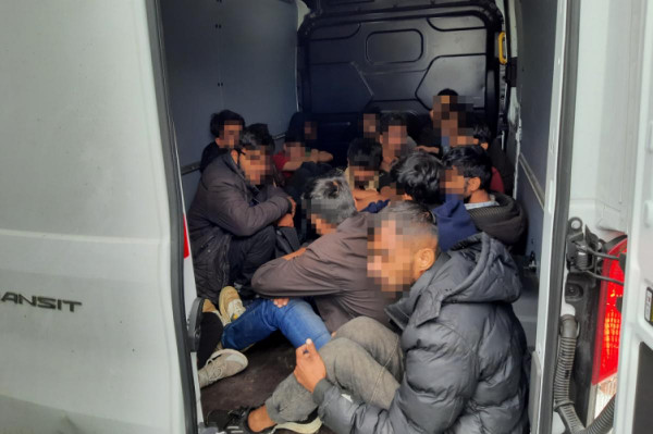MigránsTaxi: Tizenhat migránst csempészett az afgán sofőr