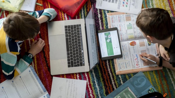 30 ezer diák és tanár kap ingyen laptopot