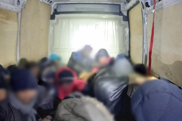 27 illegális migránst csempészett