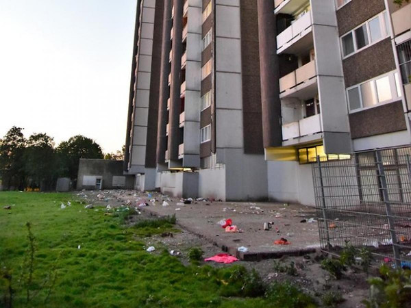 Brutális patkányinvázó Köln Rodenkirchen-Meschenicben - a lakók az erkélyről az utcára dobálják a szemetet a lakótelepen