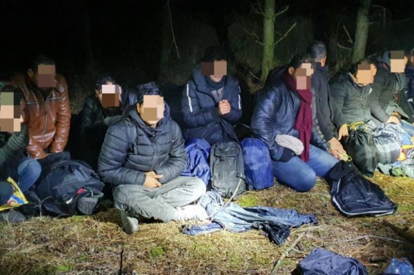 Román MigránsTaxit állítottak meg, benne 16 illegális migránssal