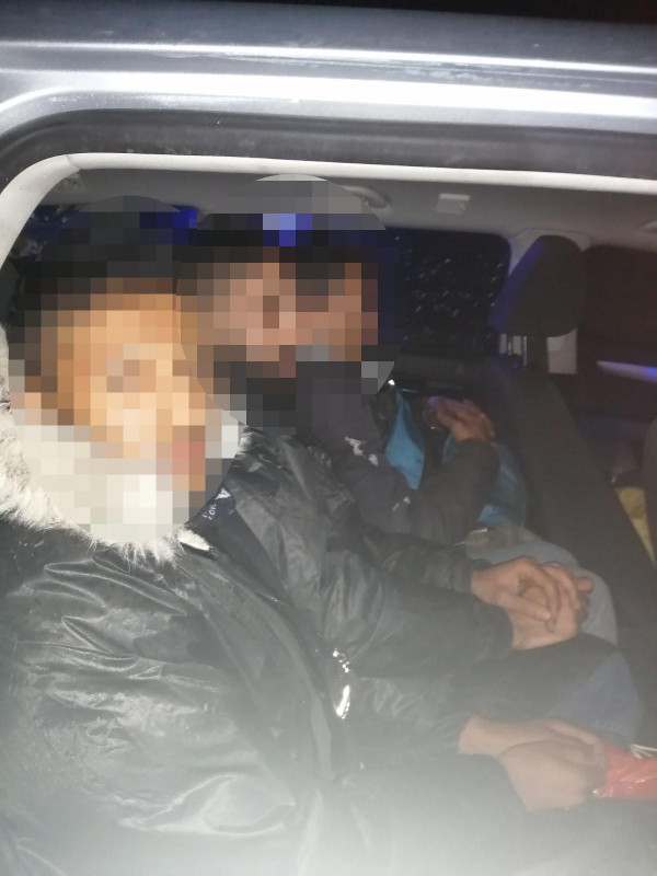 Egy embercsempészt és öt illegális bevándorlót fogtak el Veszprém-Jutaspusztán