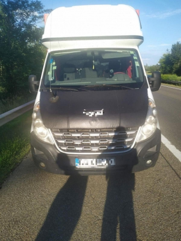 Álprobléma: újabb migránsTAXI-t fogtak a magyar rendőrök az M1-es autópályán