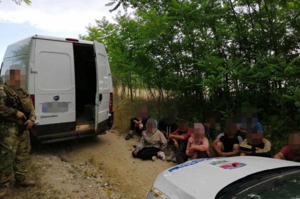 MigránTaxit fogtak a rendőrök, benne 10 illegális migránssal