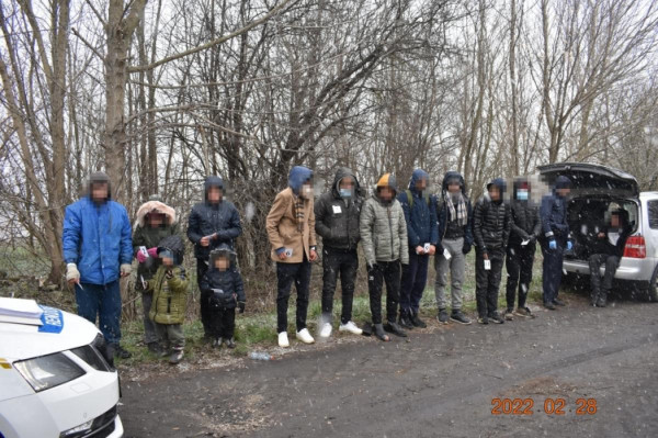 12 szír illegális migránst csempészett a román sofőr
