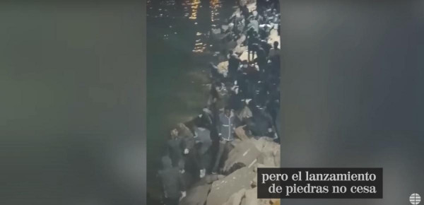 Mint a jégeső, úgy záporoztak a kövek a spanyol rendőrökre