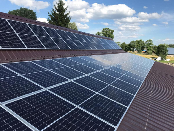Energiahivatal: egy év alatt másfélszeresére nőtt a háztartási méretű naperőművek darabszáma és beépített teljesítménye