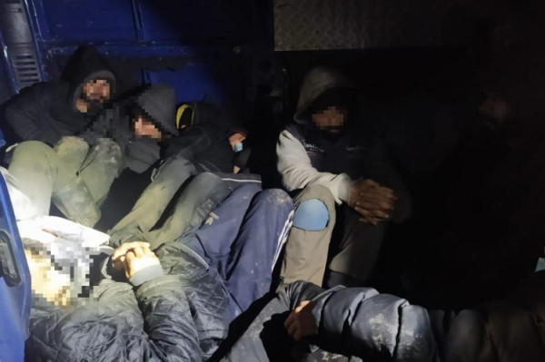 15 illegális migránst próbált átcsempészni az ukrán sofőr
