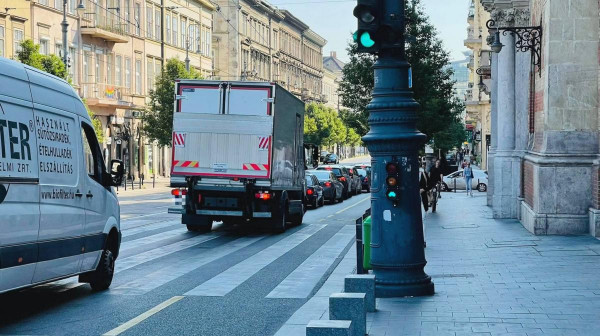 A sikeres budapesti városvezetés új szimbóluma: a zöld lámpánál dugóban veszteglő kocsisor