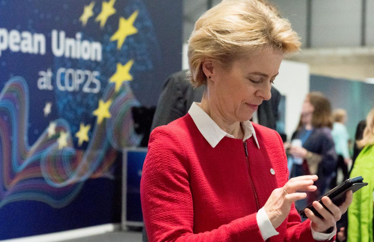 Vizsgálat indult Ursula von der Leyen ellen, mert megtagadja a Bizottság,  hogy kiadják a Pfizer vezérigazgatójával történő SMS-váltásait | BENNFENTES