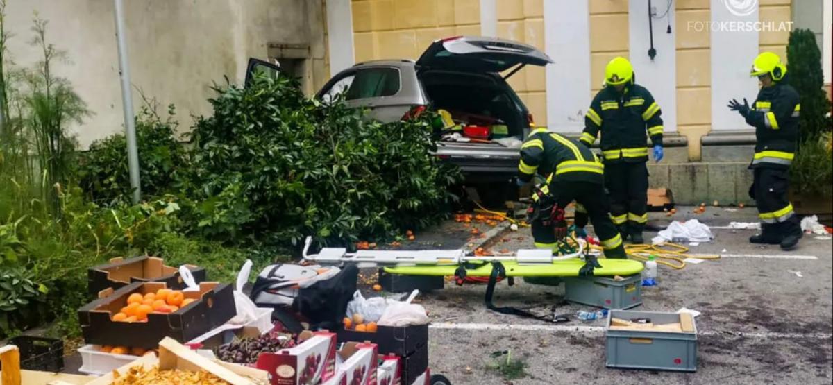 Autó hajtott a zöldségesbódéba Linz mellett - 13 sérültből 4 súlyos állapotban van